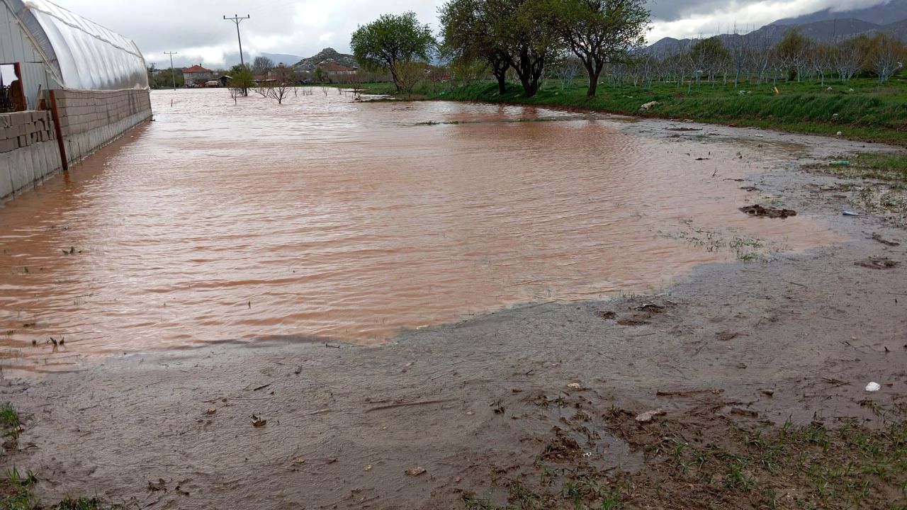 Şiddetli Yağış Taşkınlara Neden Oldu