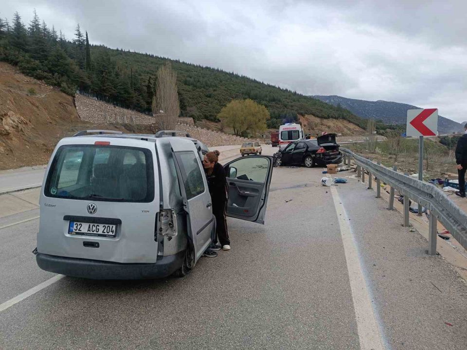 Isparta’da iki araç kafa kafaya çarpıştı: 3’ü ağır 8 yaralı