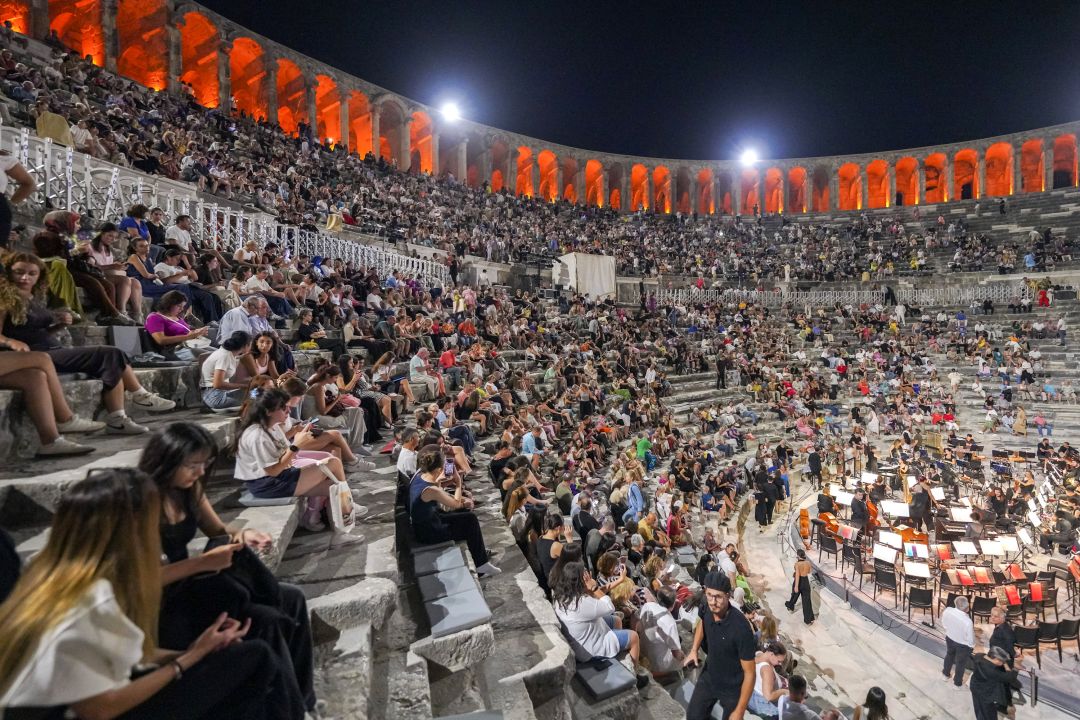 Aspendos Antik Tiyatrosu’nda Zorba coşkusu