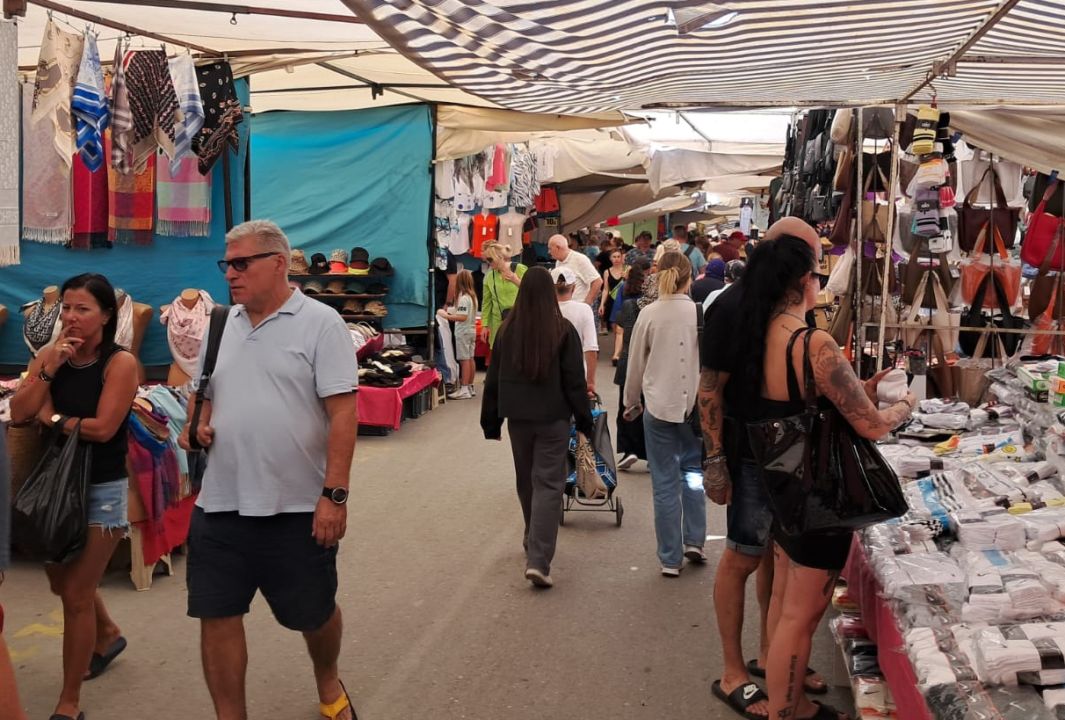 Pazarda turist yoğunluğu