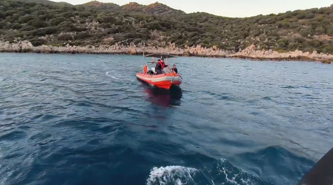 Antalya’da kayalıklarda mahsur kalan Alman turisti Sahil Güvenlik ekipleri kurtardı