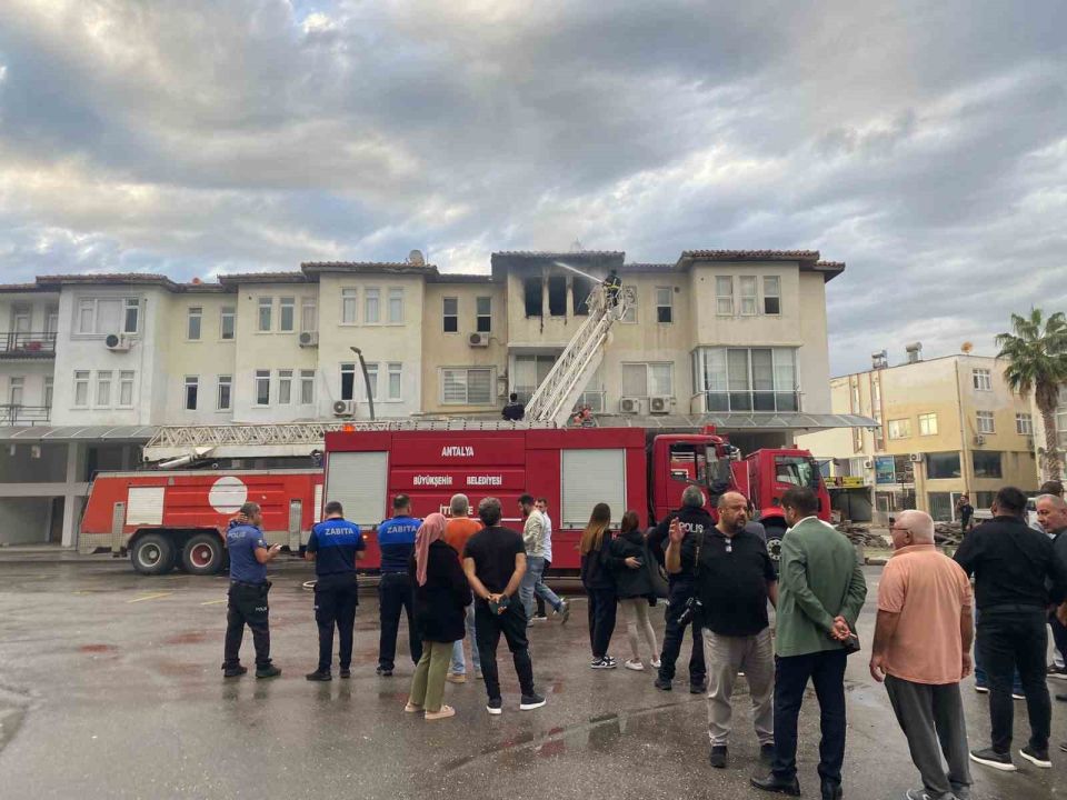 Antalya’da apartman dairesi alev alev yandı