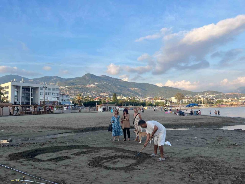Barış Manço'nun resmi Alanya sahillerine tırmıkla işlendi