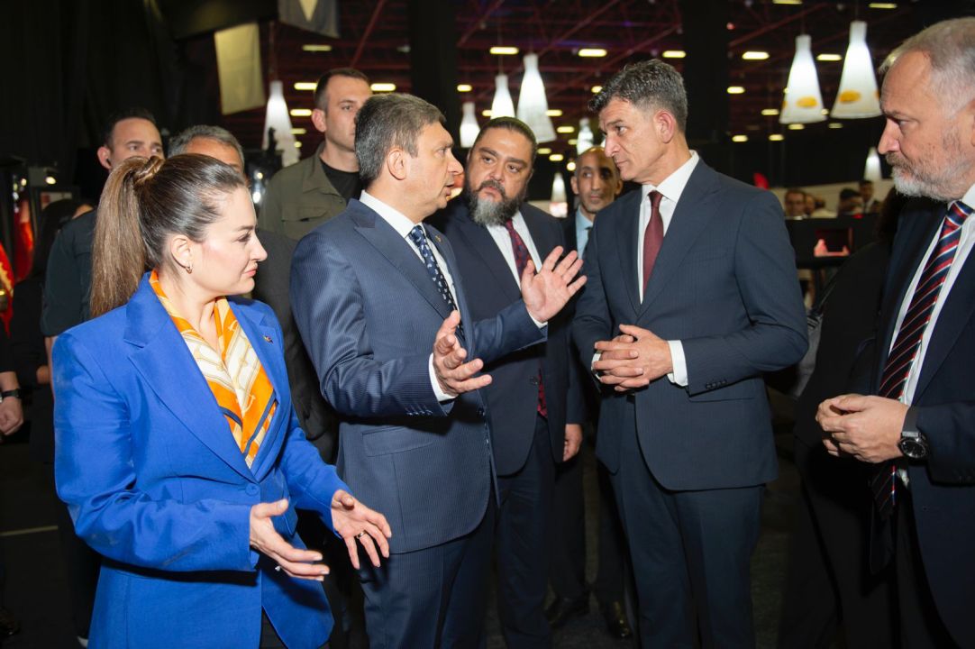 Fuarda tiyatro vitrine çıktı