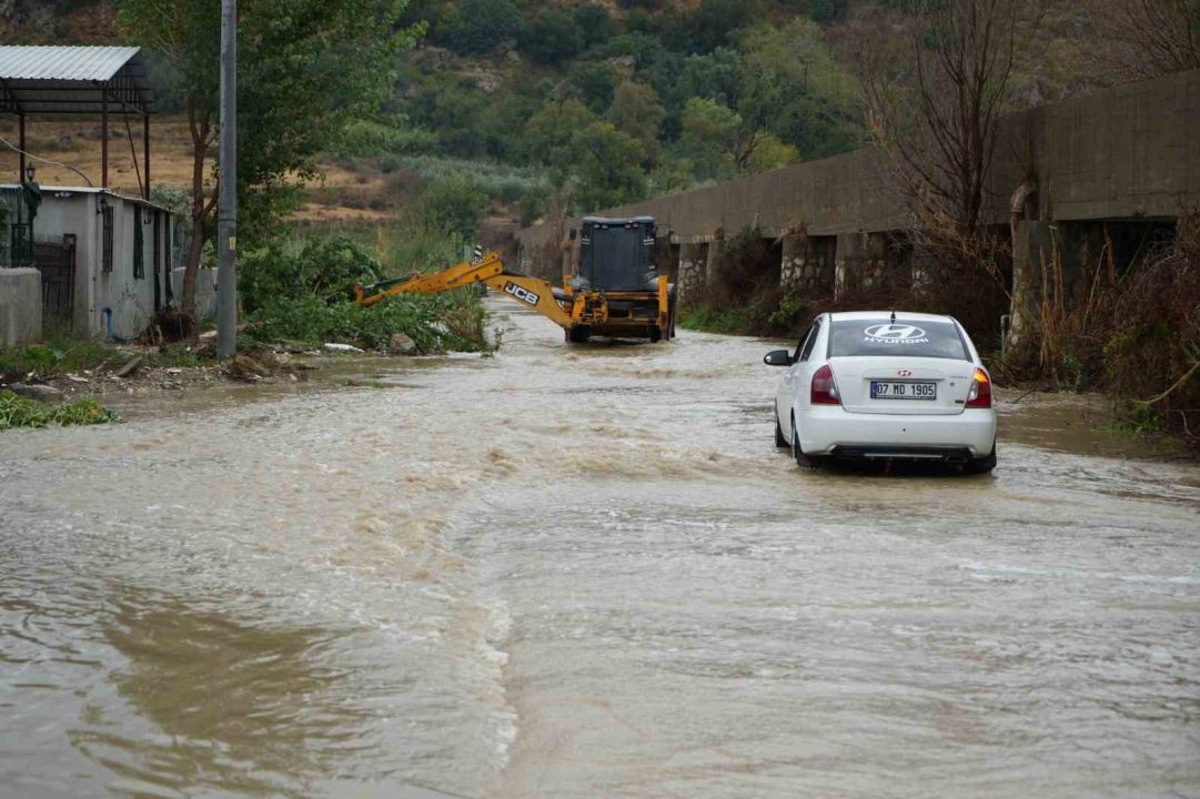 Antalya’da sağanak seraları da vurdu