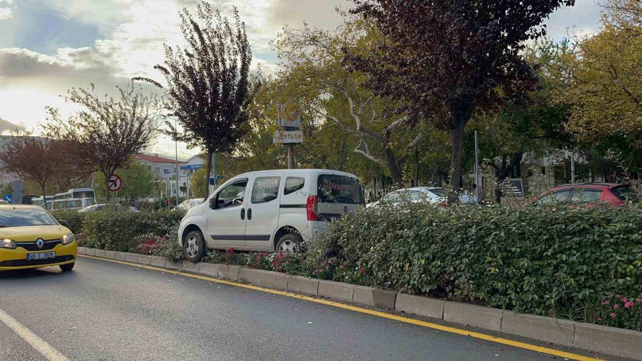 Araç refüje çıktı: 1 yaralı