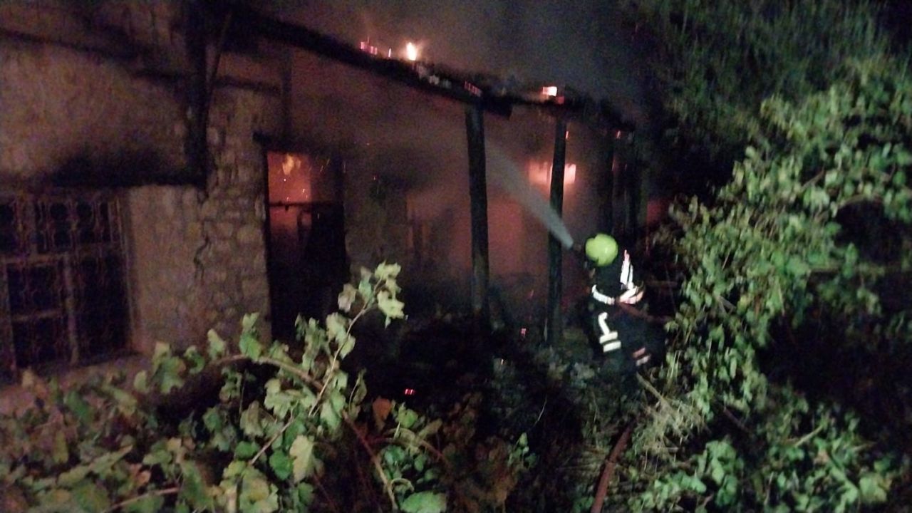 Müstakil ev alev alev yandı