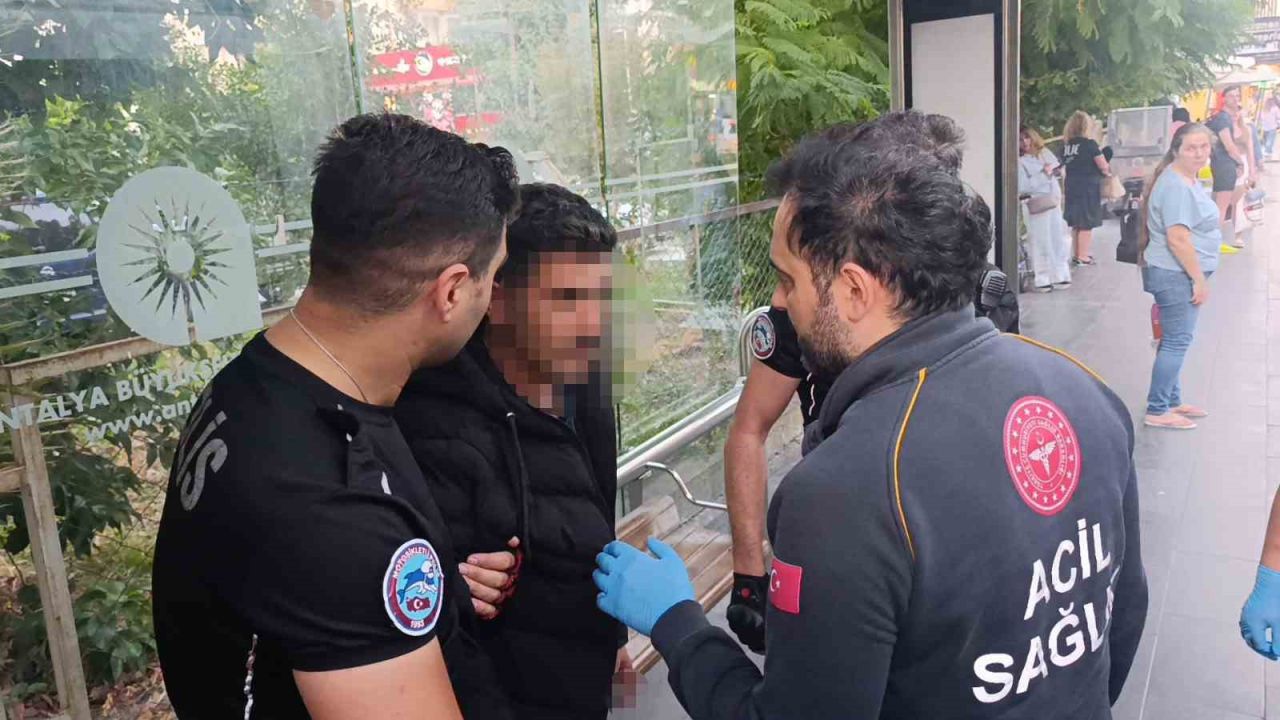 Dolmuş durağında baygın halde bulundu, polisleri görünce elini öptü