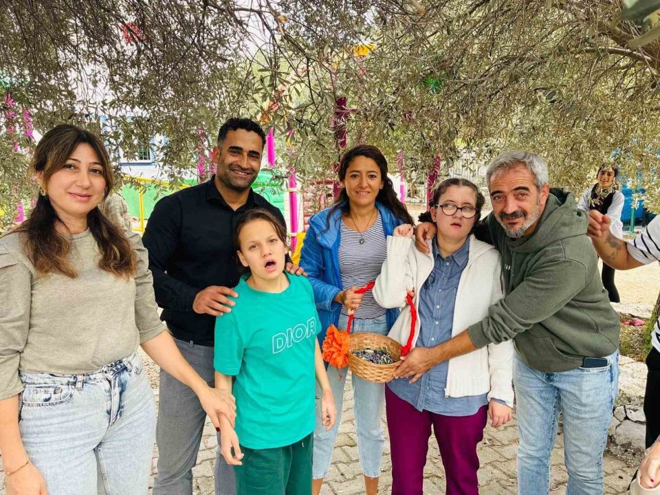 Yahşi Özel Eğitim öğrencilerinden anlamlı zeytin hasadı