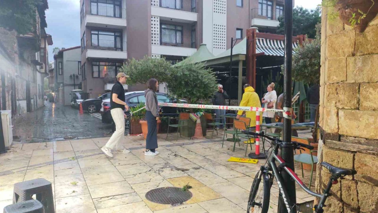 Antalya'da etkili olan sağanak yağış nedeniyle devrilen ağacın altında 3 kişi kaldı