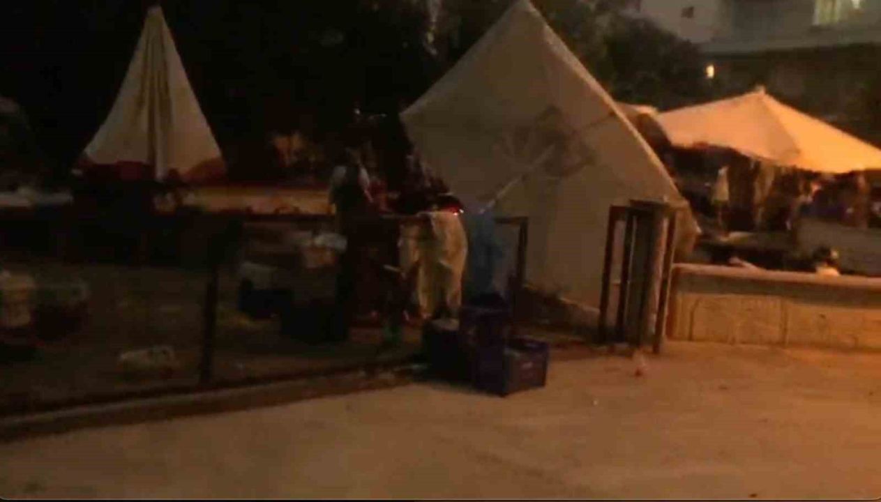 Fırtına pazar yerindeki güneşlikleri devirdi, tezgahları savurdu