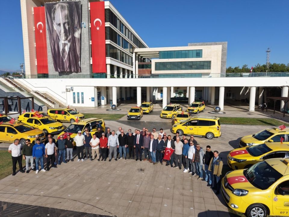 Konyaaltı’da taksicilerden Türk bayraklı Cumhuriyet konvoyu