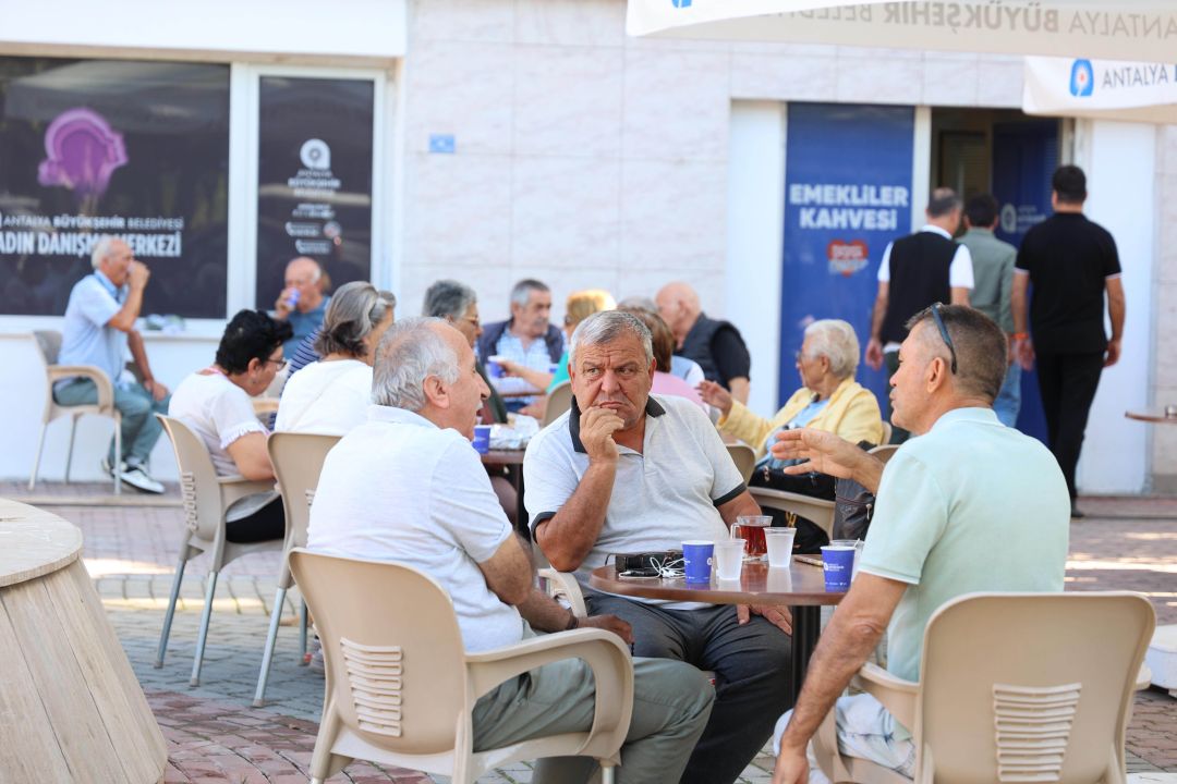 Alanya Emekli Kahvesi'ne emeklilerden tam not