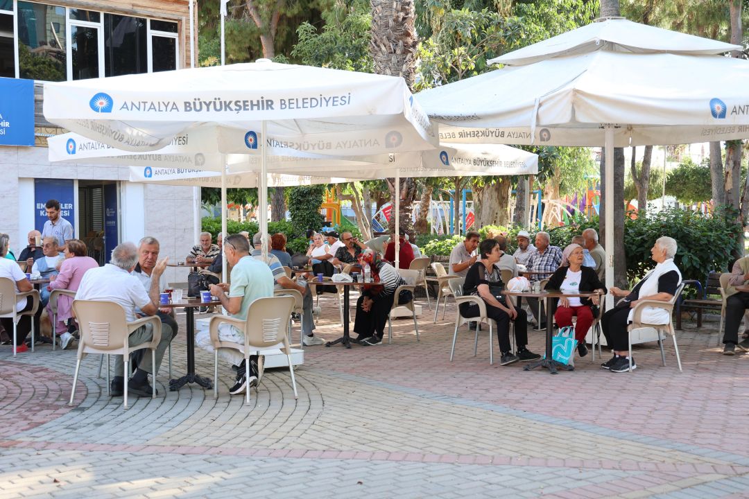 Alanya Emekli Kahvesi'ne emeklilerden tam not