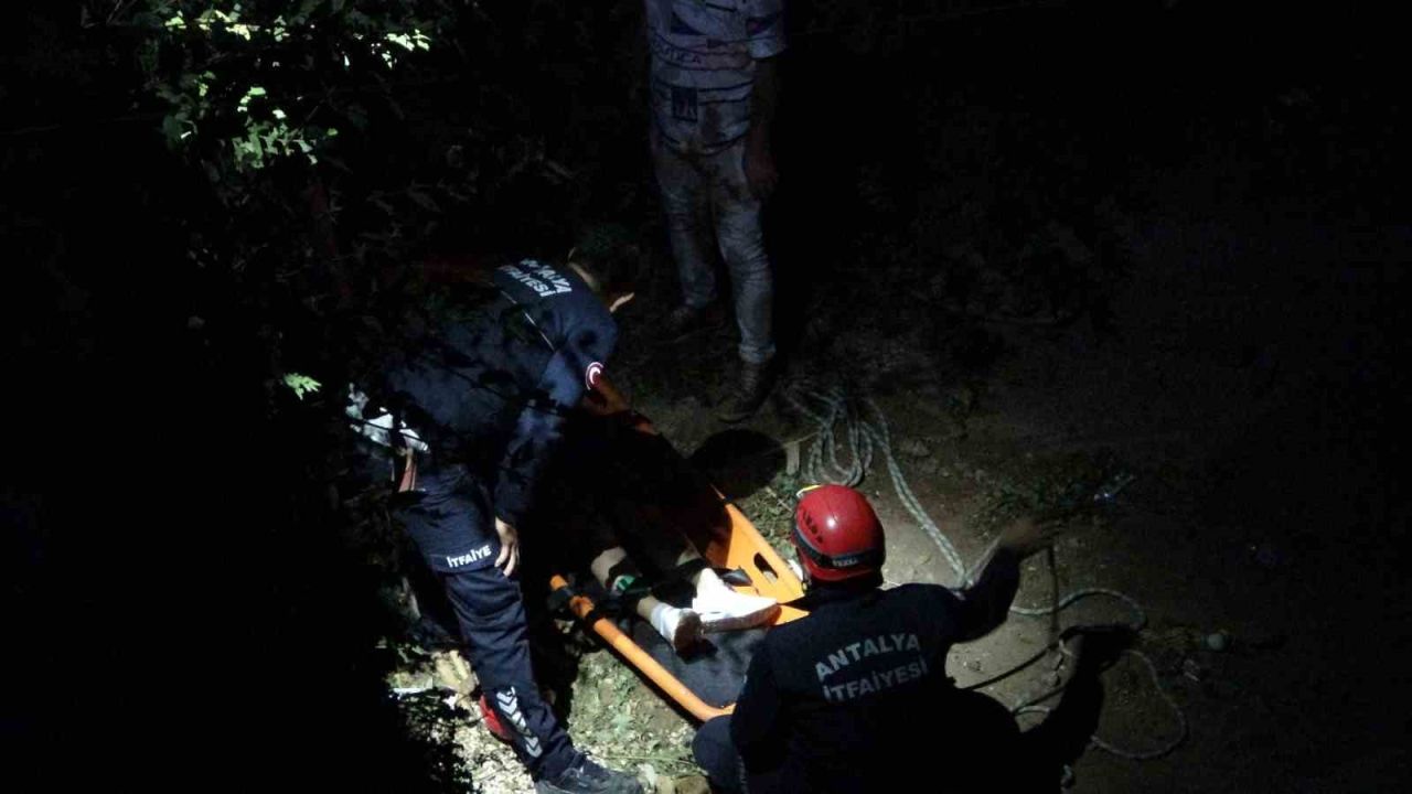 Antalya’da 4 metrelik inşaat çukuruna düşen turist itfaiye tarafından kurtarıldı