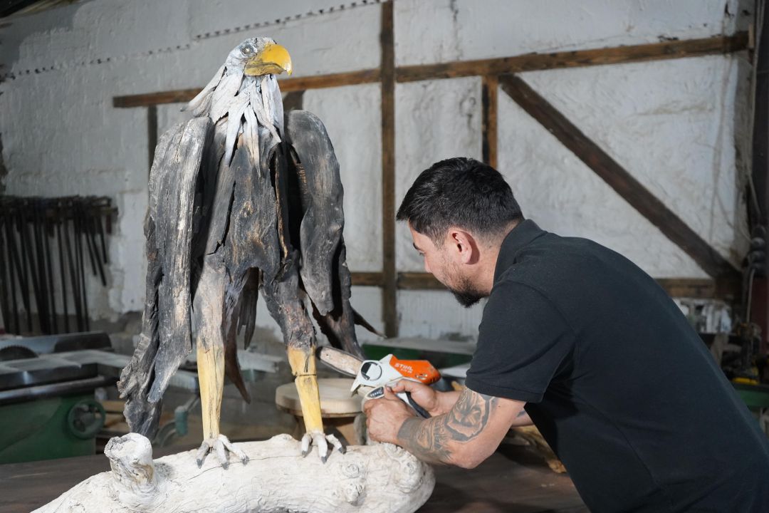 Doğanın atıklarını sanata dönüştürüyor