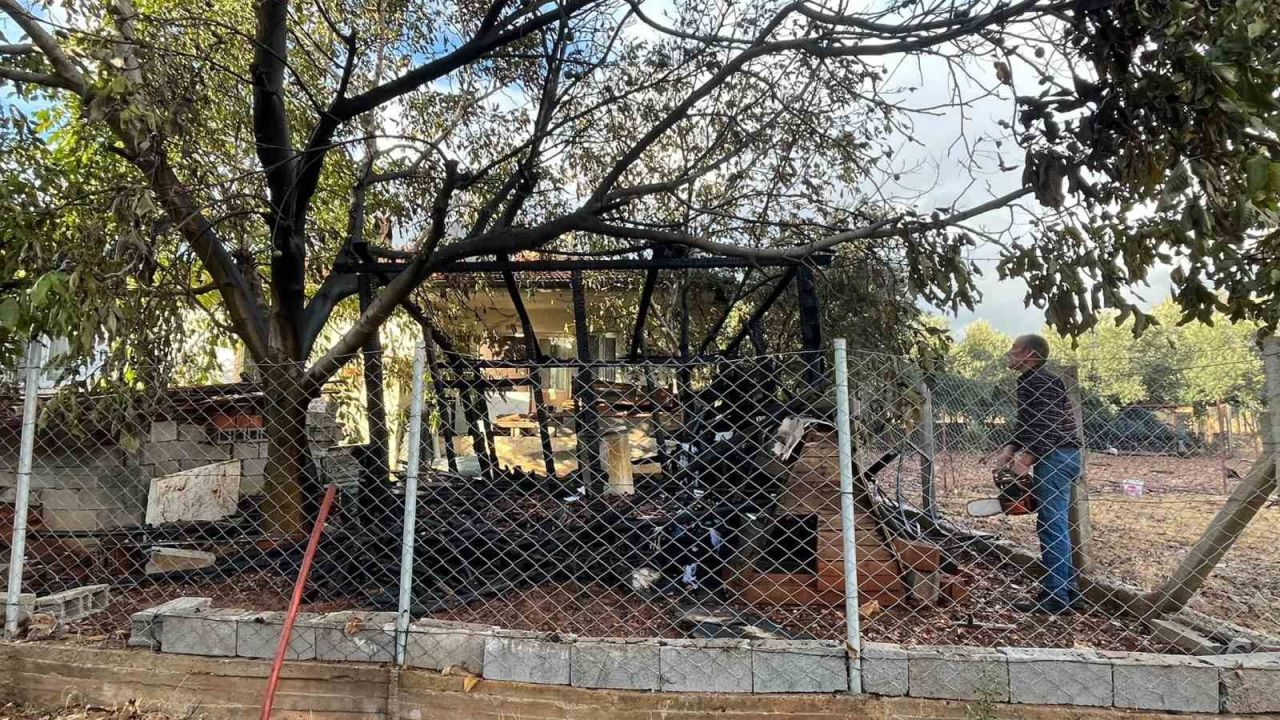 Menteşe’de evin damında çıkan yangın korkuttu