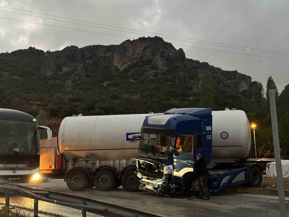 Burdur'da tırın makaslaması sonucu yol kapanma