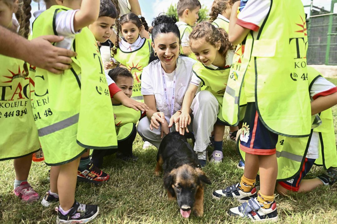 Çocuklar patili dostlarıyla buluştu