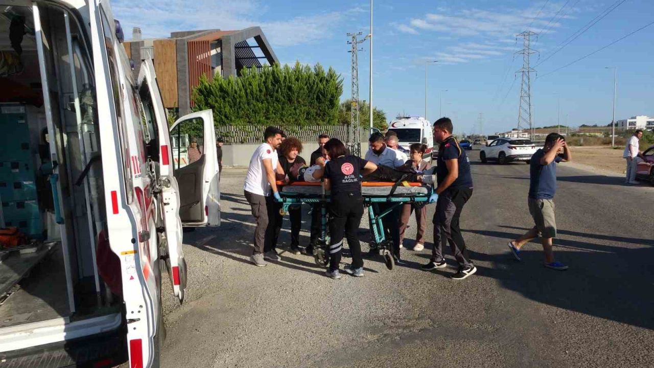 Antalya’da 14 yaşındaki çocuğun kullandığı motosiklet kamyonetle çarpıştı: 1 yaralı