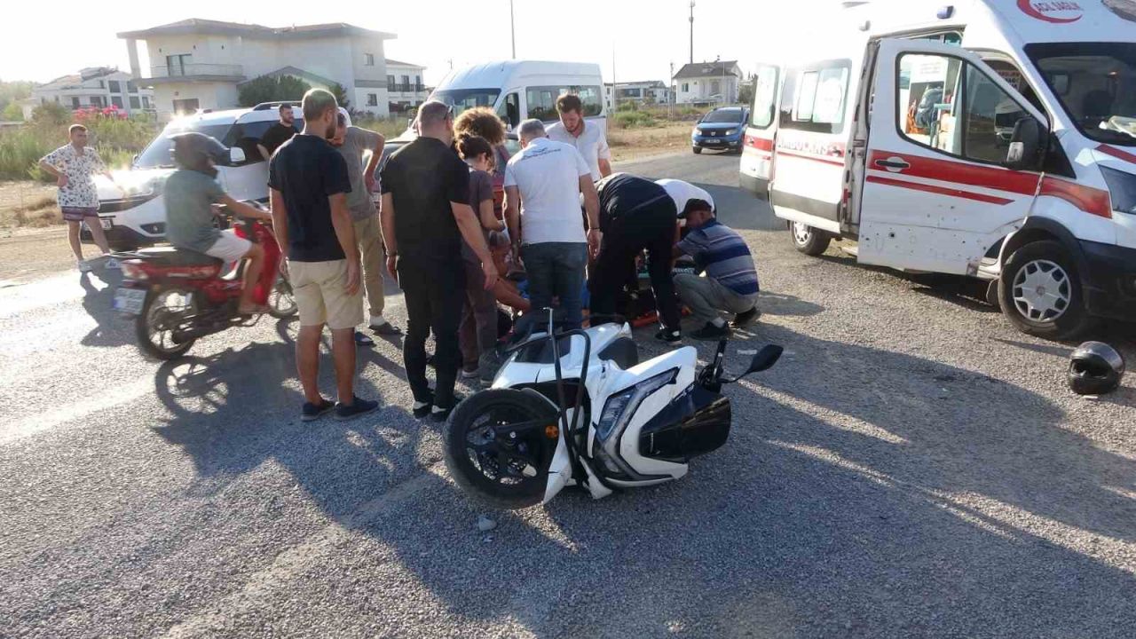 Antalya’da 14 yaşındaki çocuğun kullandığı motosiklet kamyonetle çarpıştı: 1 yaralı