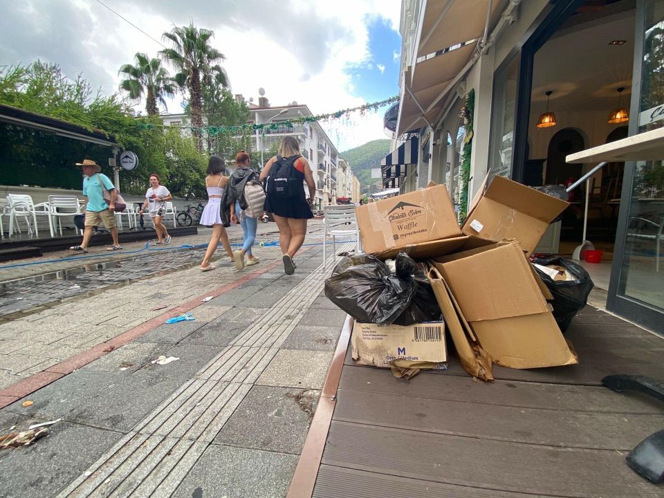 Fethiye'de sağanak sonrası sel suları çekildi; temizlik çalışması yapıldı