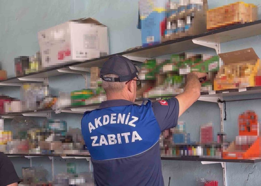 Bakkalda 2022 yılına ait gıda ürünleri bulundu