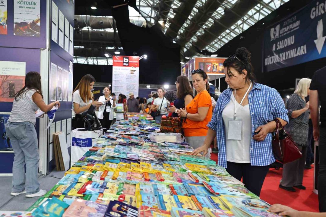 Antalya Kitap Fuarı ilk gününde yoğun ilgi gördü