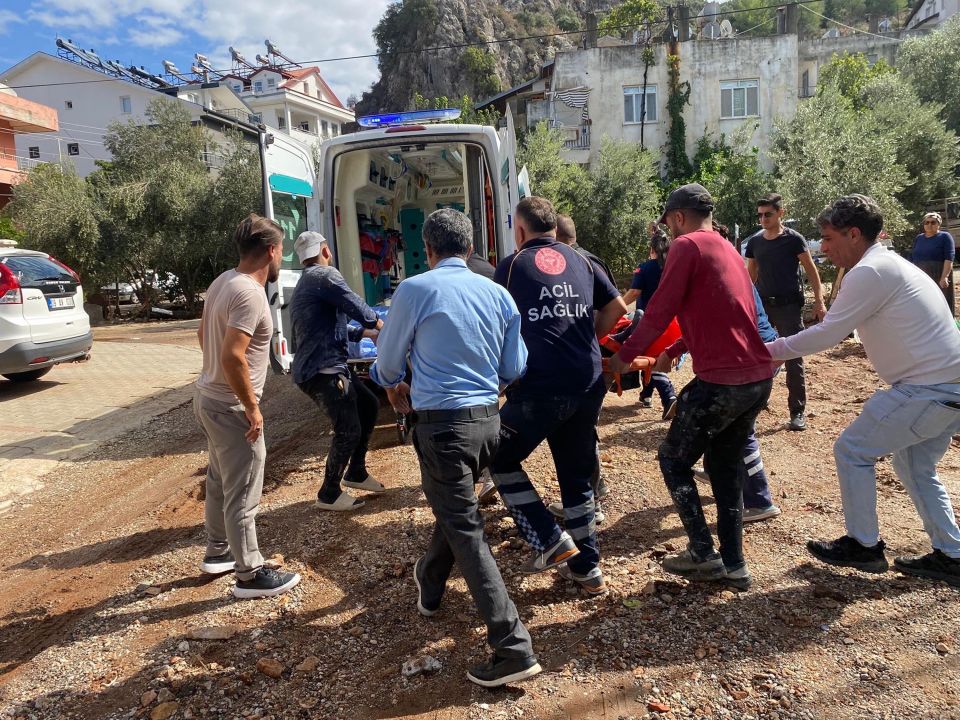 Asansör boşluğuna düşüp yaralandı