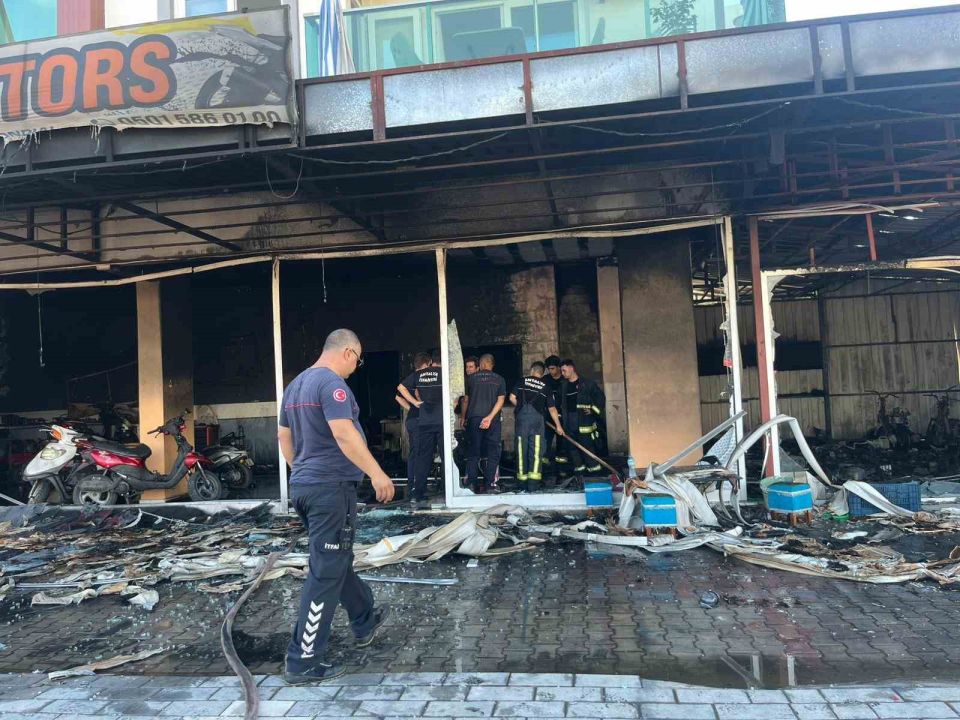 Antalya’da motosiklet servisinde çıkan yangında 10’un üzerinde motosiklet küle döndü