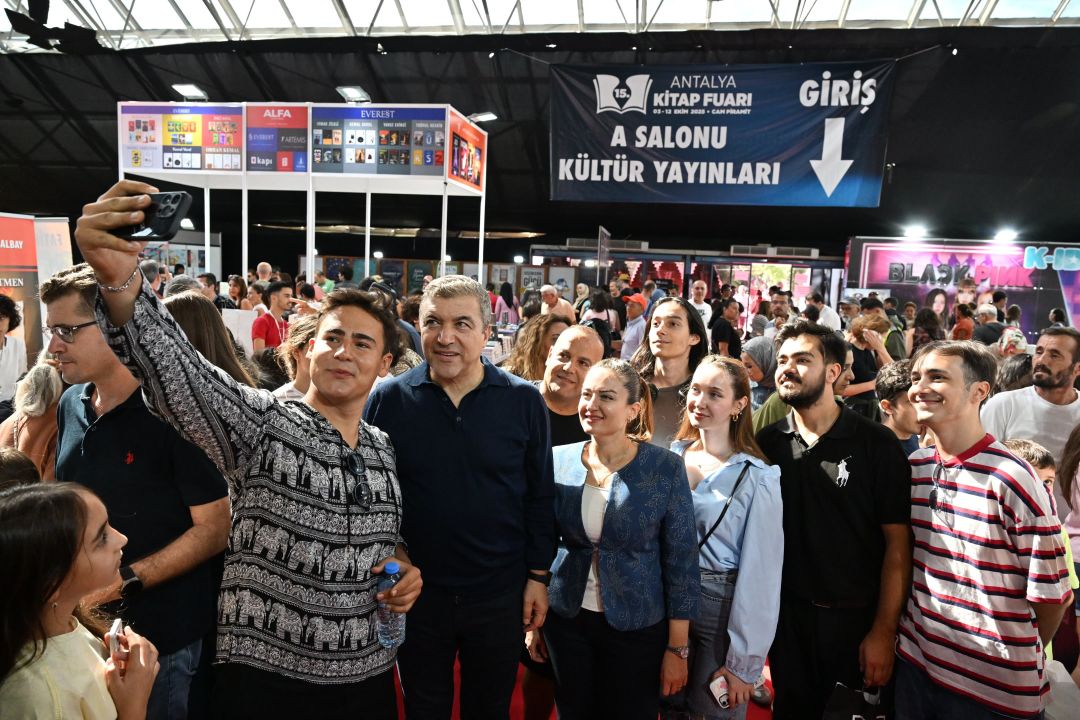 15. Antalya Kitap Fuarı'nda yazarlar okurlarıyla buluştu