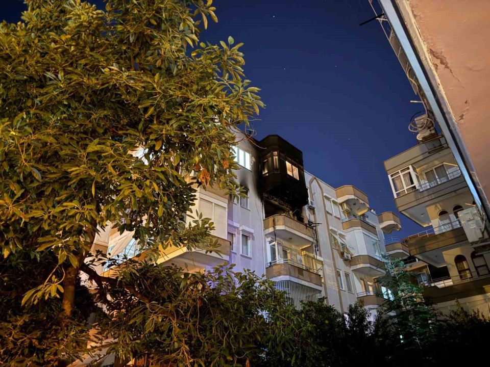 Alanya’da 5 katlı binada yangın: 1 kişi hayatını kaybetti