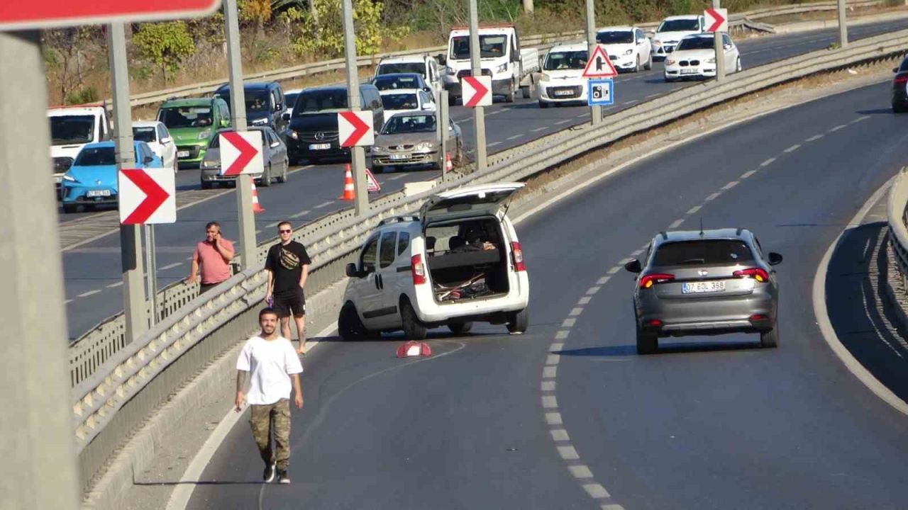 Bariyerlere çarpan Tofaş hurdaya döndü, etrafa saçılan parçaları başka sürücüyü de yaraladı