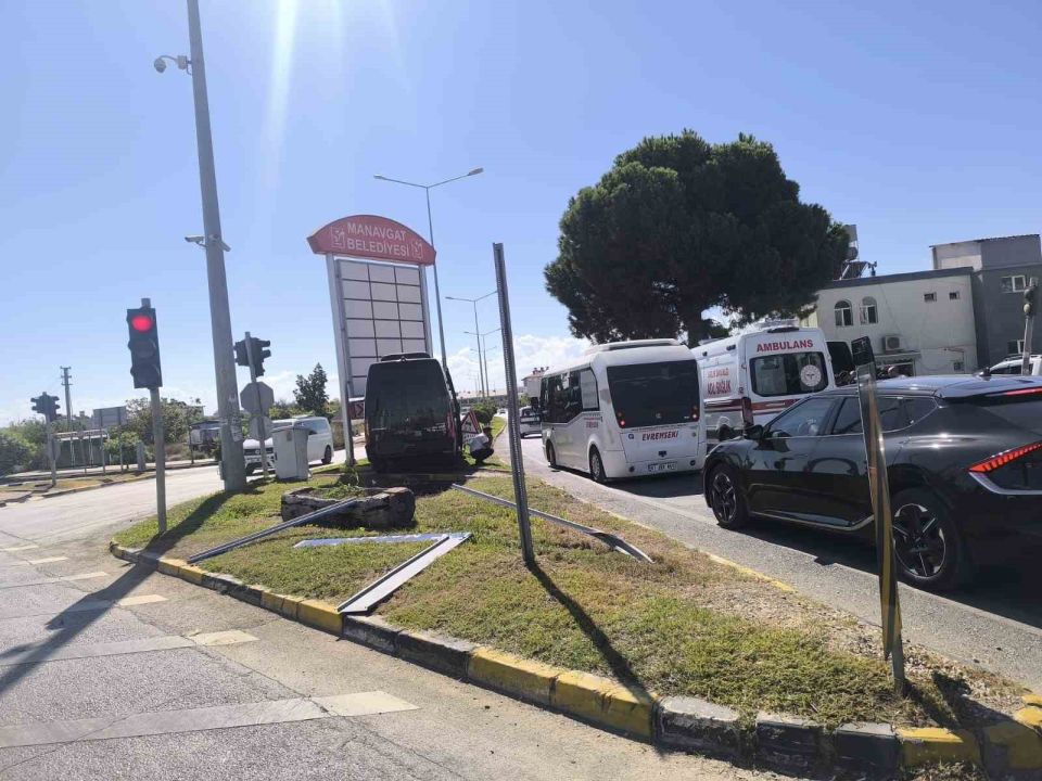 Tur minibüsü levhaya çarptı, temizlik işçisi saniyelerle ölümden döndü