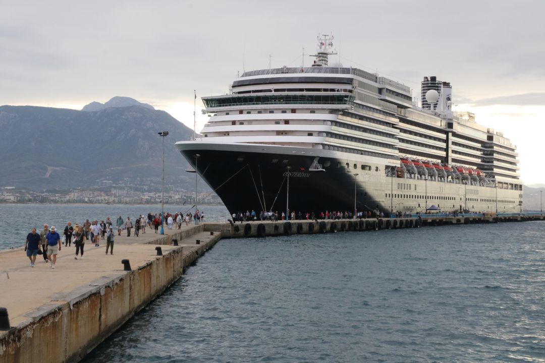 Kruvaziyerle 1878 turist Alanya'ya geldi