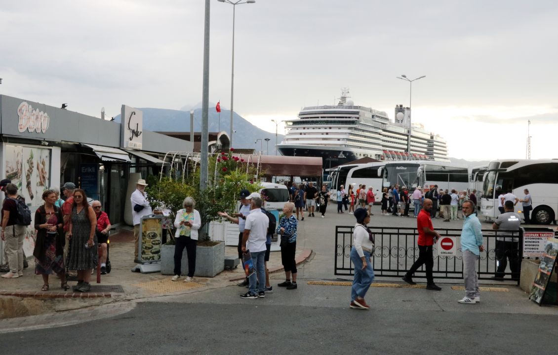 Kruvaziyerle 1878 turist Alanya'ya geldi