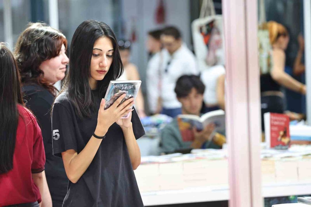 Kitap tutkunları Antalya Kitap Fuarı’nda buluşmaya devam ediyor