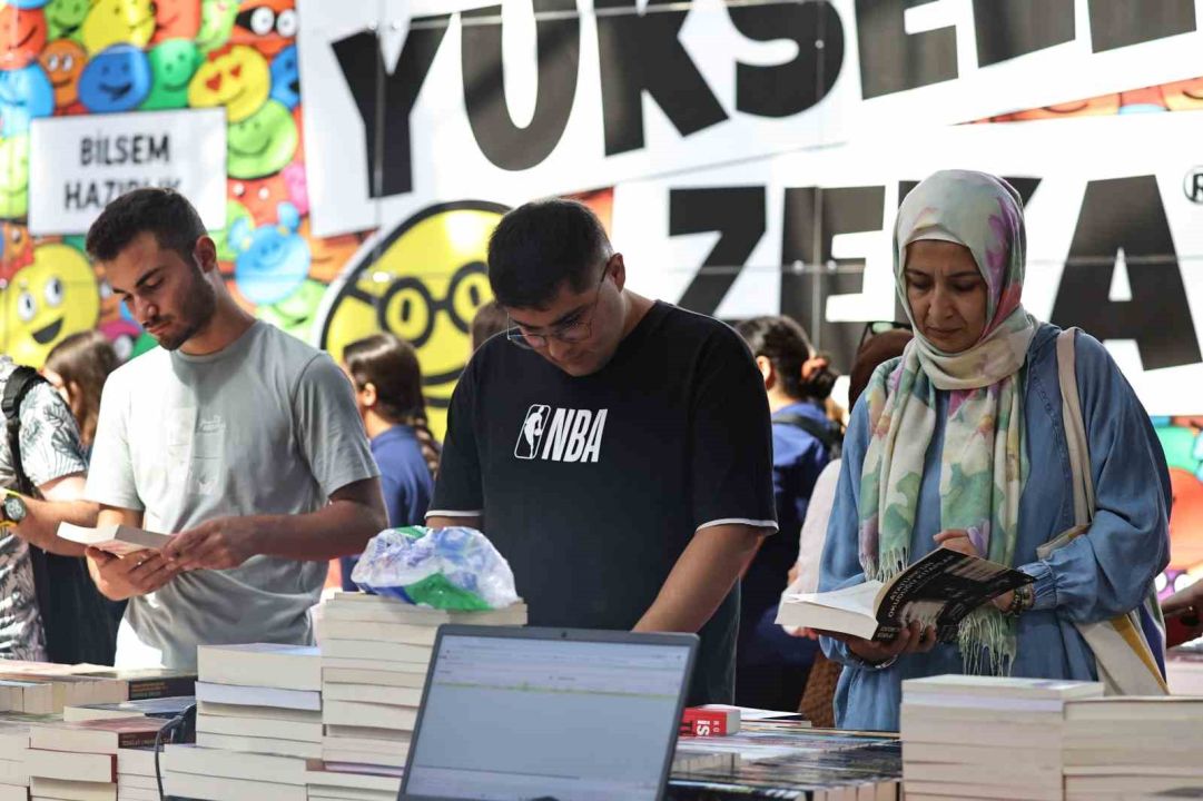 Kitap tutkunları Antalya Kitap Fuarı’nda buluşmaya devam ediyor