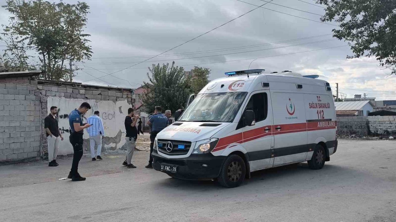 Akrabalar arasında tehlikeli araç kullanma tartışması silahlı kavgaya döndü: 2 yaralı