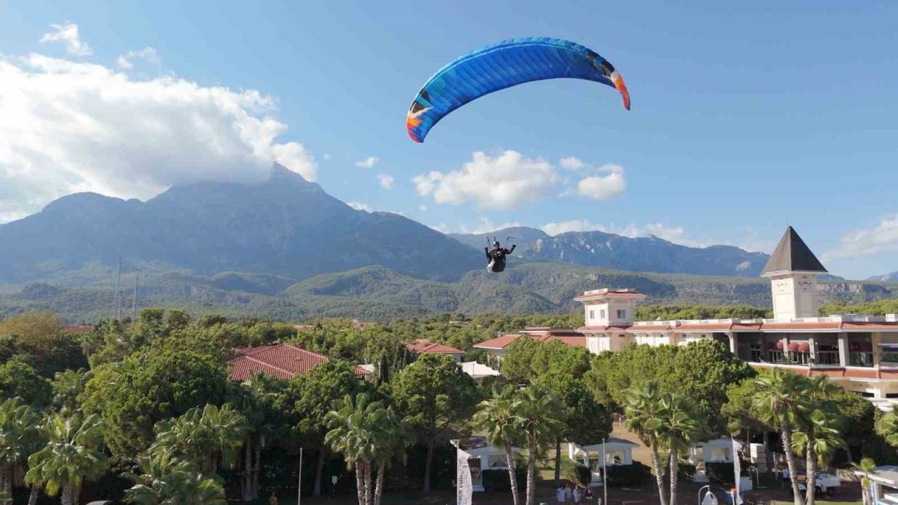 Kemer'de usta pilotlar aynı gökyüzünde buluştu