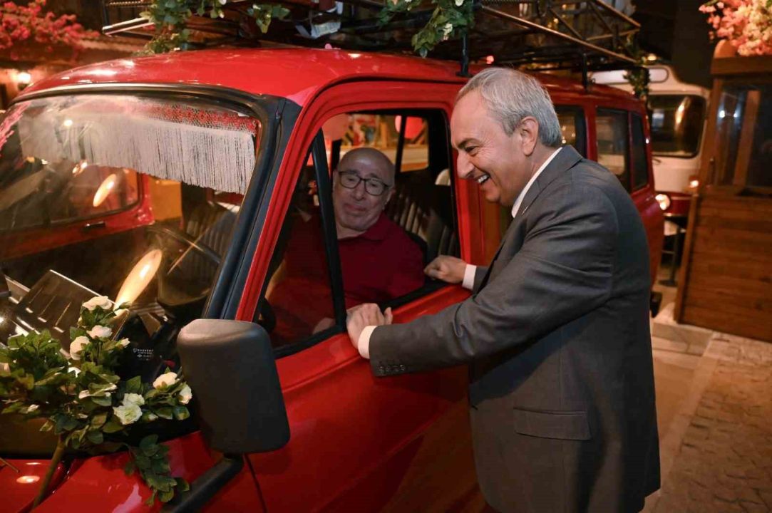 Çiçek Abbas, yıllar sonra minibüsüyle buluştu