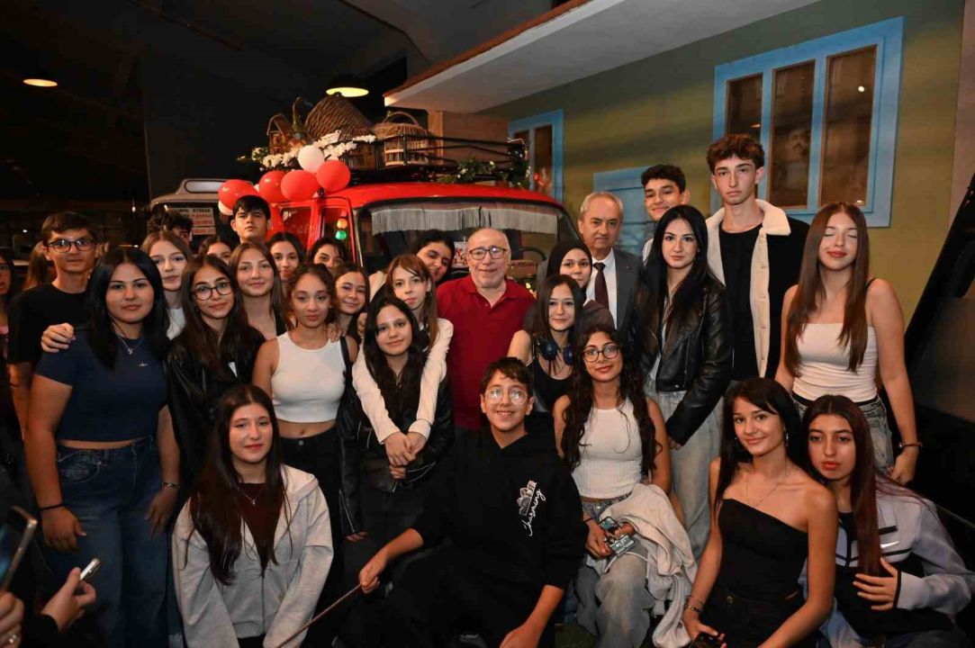Çiçek Abbas, yıllar sonra minibüsüyle buluştu