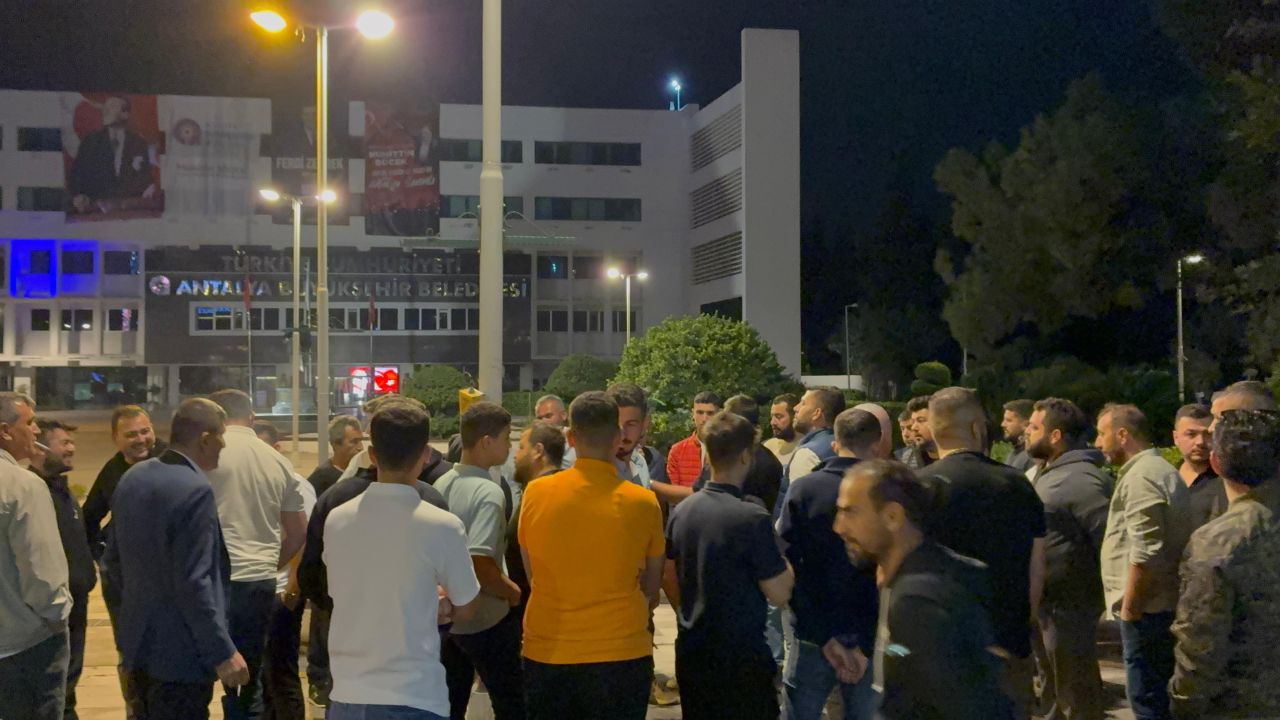 Hafriyatçılar, kesilen cezaları belediye önünde protesto etti