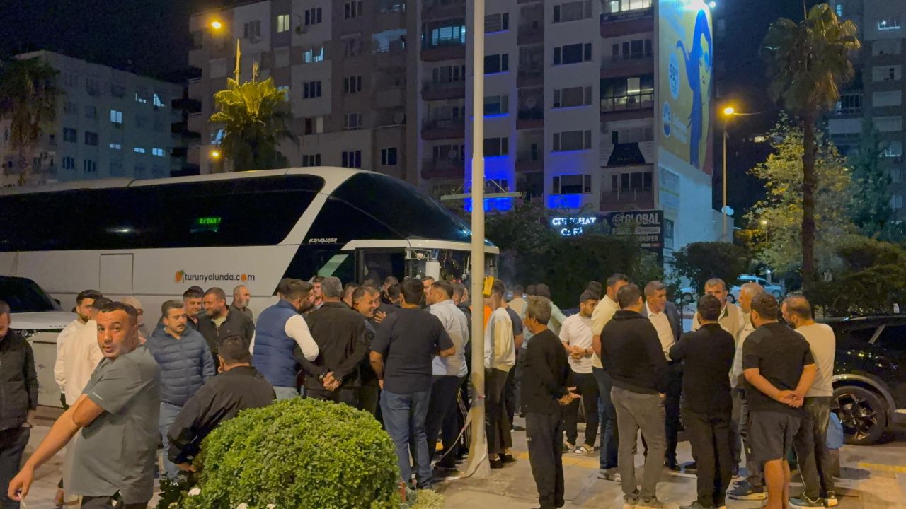 Hafriyatçılar, kesilen cezaları belediye önünde protesto etti