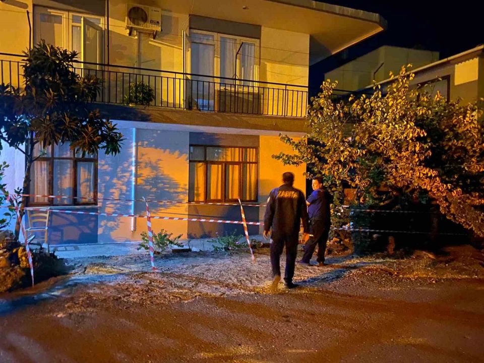 Antalya’da inşaat kazı çalışmaları sırasında toprak kayması: Bir ev tahliye edildi