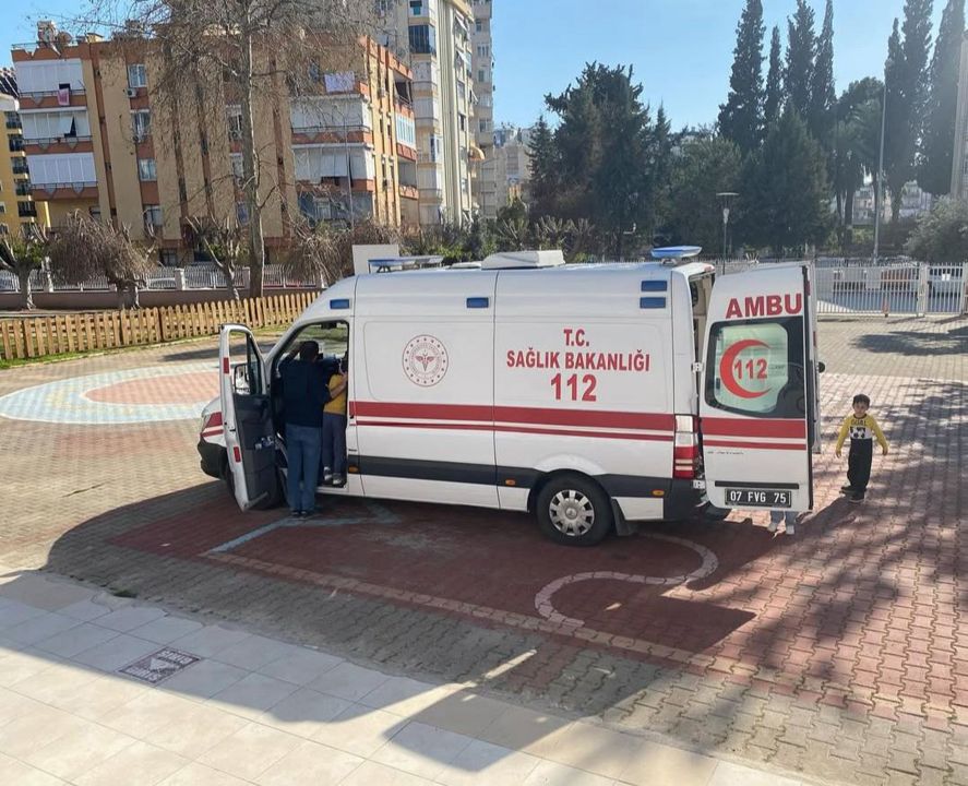4 yaşındaki Mavi İmer'in parmağı, anaokulunun demir kapısına sıkışıp koptu