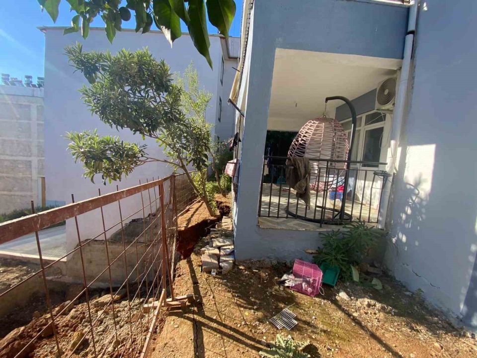 Antalya’da kazı sırasında toprak kayması yaşanan alan görüntülendi