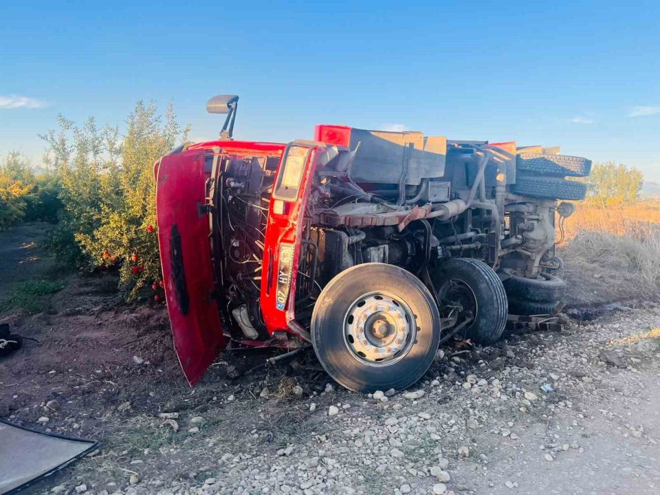 Antalya’da yangına giden itfaiye aracı devrildi: 2 yaralı