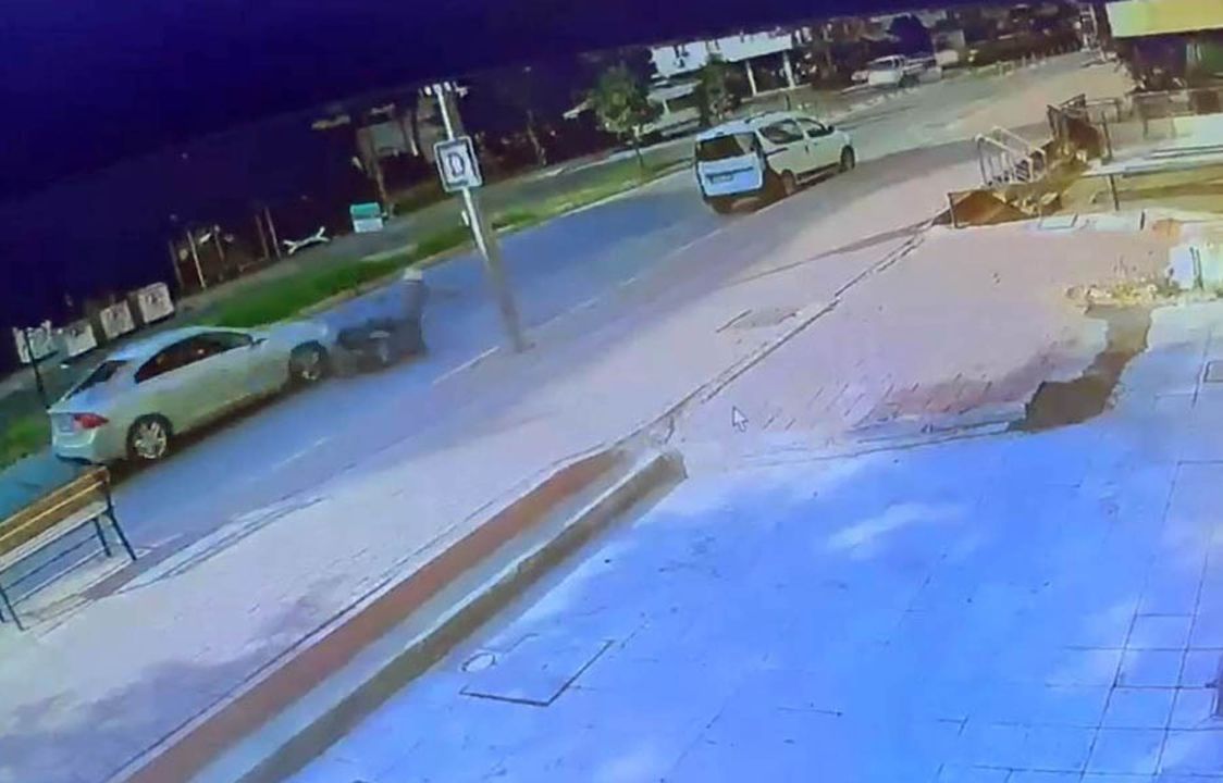 Otomobili üzerine sürdüğü motosikletlinin ölümüne neden olduğu anlar kamerada