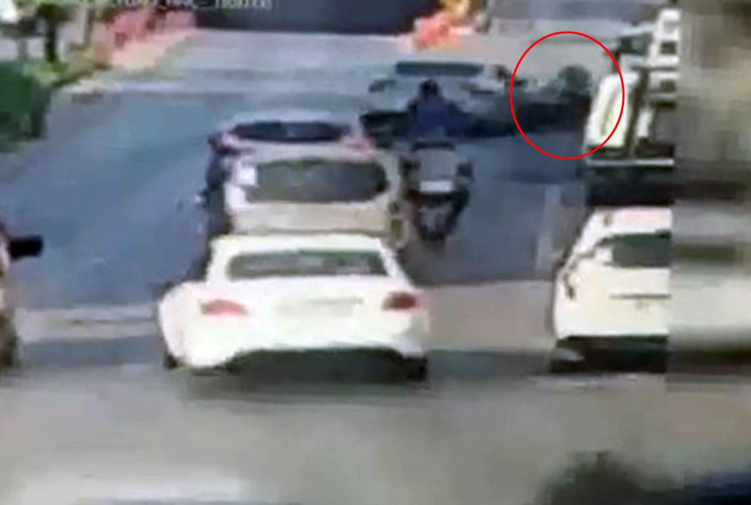 Otomobili üzerine sürdüğü motosikletlinin ölümüne neden olduğu anlar kamerada